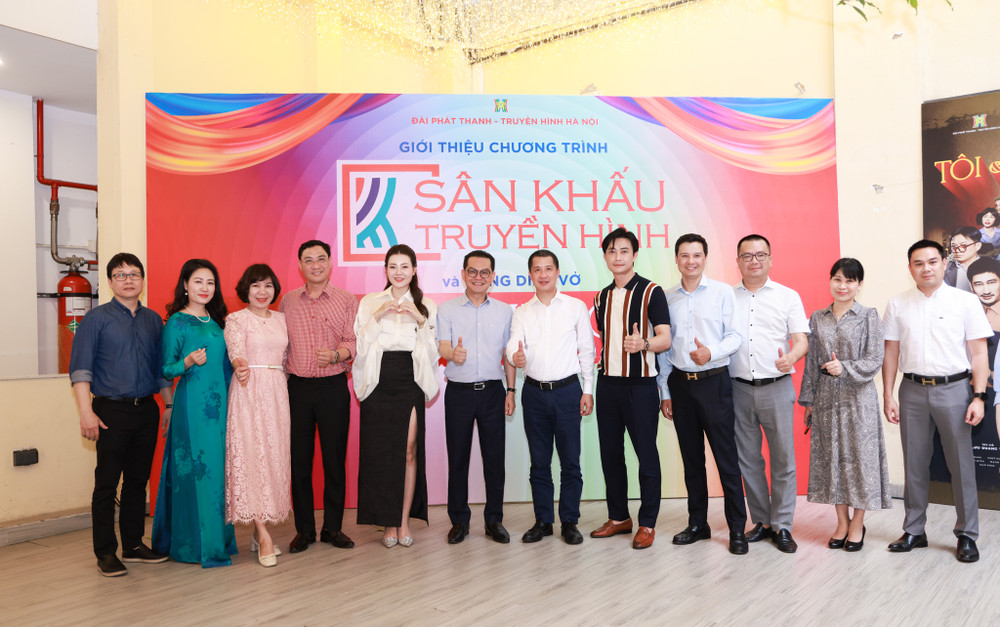 Lãnh đạo Đài Phát thanh và Truyền hình Hà Nội và các nghệ sĩ Nhà hát Kịch Hà Nội tại lễ ra mắt chương trình Sân khấu truyền hình.