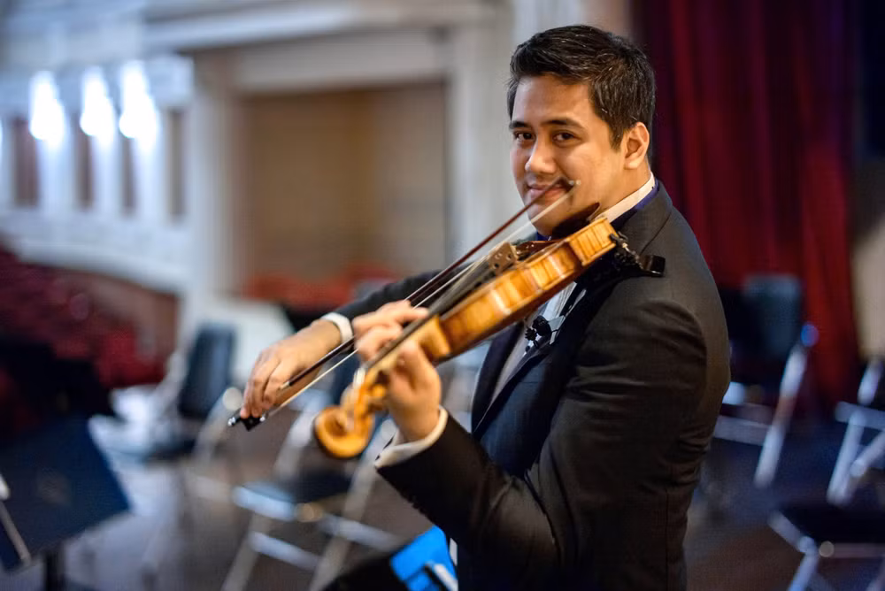 Khán giả được đắm mình trong những giai điệu violin da diết của Nghệ sĩ Nhân dân Bùi Công Duy