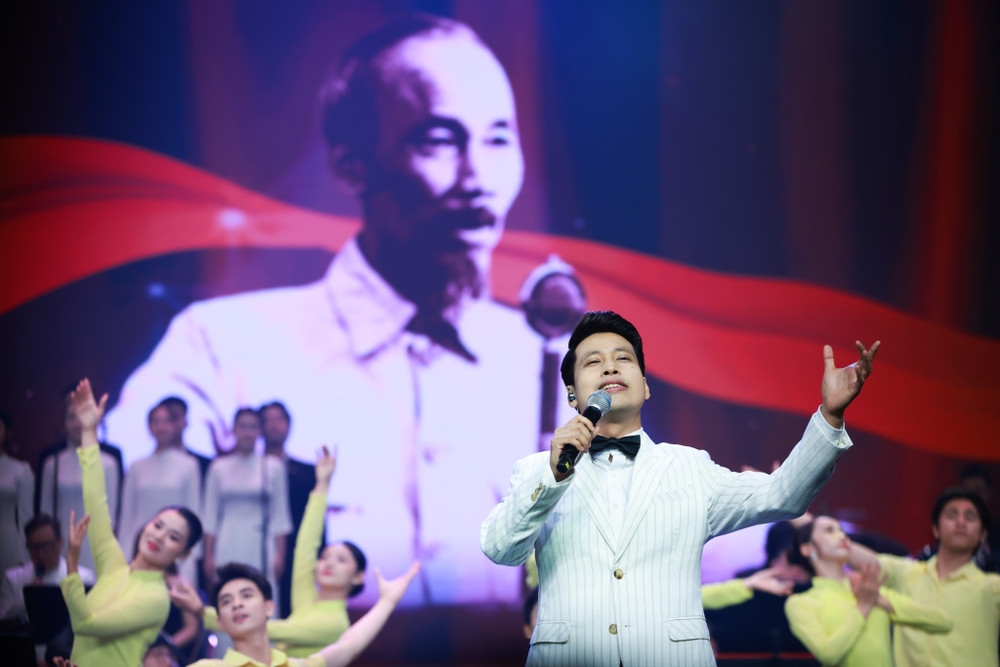 Chương trình để lại nhiều dư âm, mang đến những cảm xúc sâu lắng, hào hùng. Chương trình để lại nhiều dư âm, mang đến những cảm xúc sâu lắng, hào hùng.