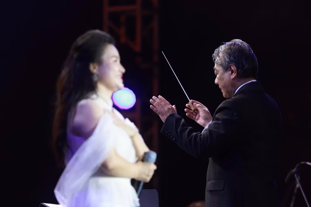 Nhạc trưởng nổi tiếng người Nhật Bản Honna Tetsuji chỉ huy Dàn nhạc Giao hưởng Việt Nam biểu diễn trong đêm nhạc "Đoài Melody" với sự tham gia của nhiều nghệ sĩ. 