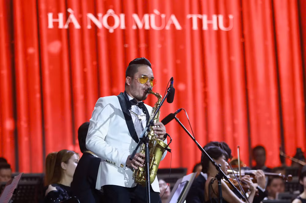 Nghệ sĩ saxophone Tạ Trung Đức thể hiện khúc "Mùa thu Hà Nội"