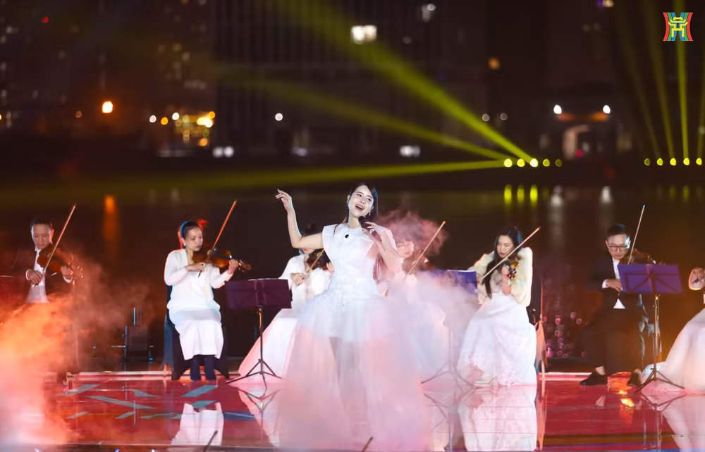 Ca sĩ Lưu Hương Giang cũng mang đến chương trình những ca khúc giàu cảm xúc.