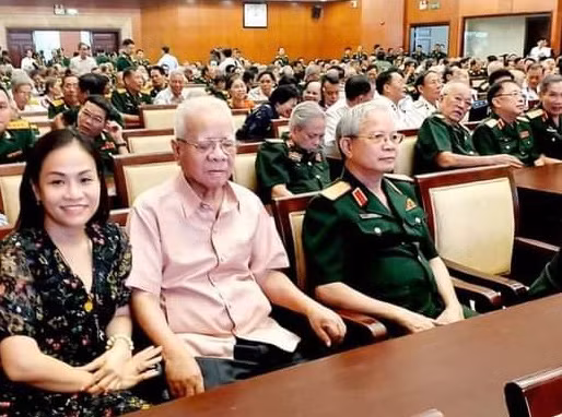 Đại tá Lê Hãn (thứ hai, từ trái sang) tại một buổi lễ kỷ niệm của quân đội.