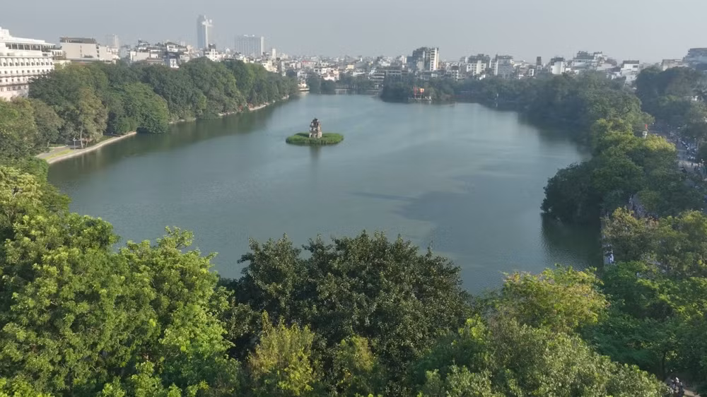 Cảnh Hồ Gươm đẹp đến nao lòng trong phim "Mật lệnh hoa sữa".