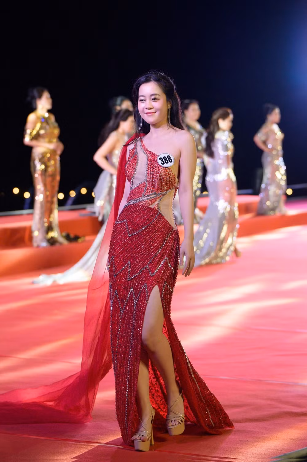 Thí sinh trình diễn trong trang phục dạ hội.