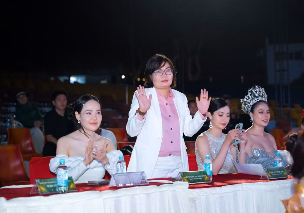 Luật sư Đặng Thị Thúy Huyền cùng một số thành viên Ban Tổ chức và Ban Giám khảo.