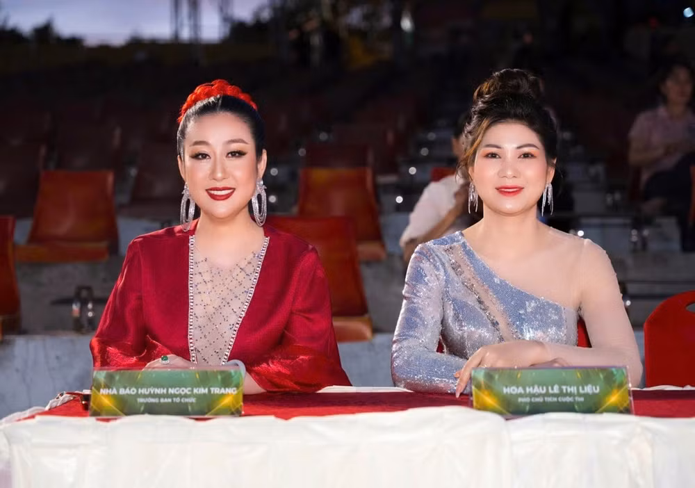 Nhà báo Huỳnh Ngọc Kim Trang và Hoa hậu Lê Thị Liệu.
