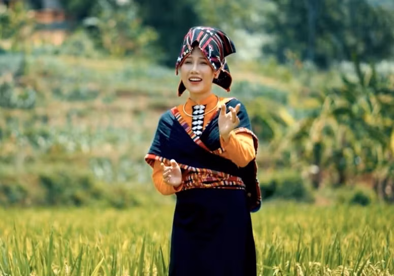 Mai Chi biểu diễn trong MV "Hát về những mùa vàng và lá cờ Tổ quốc:.