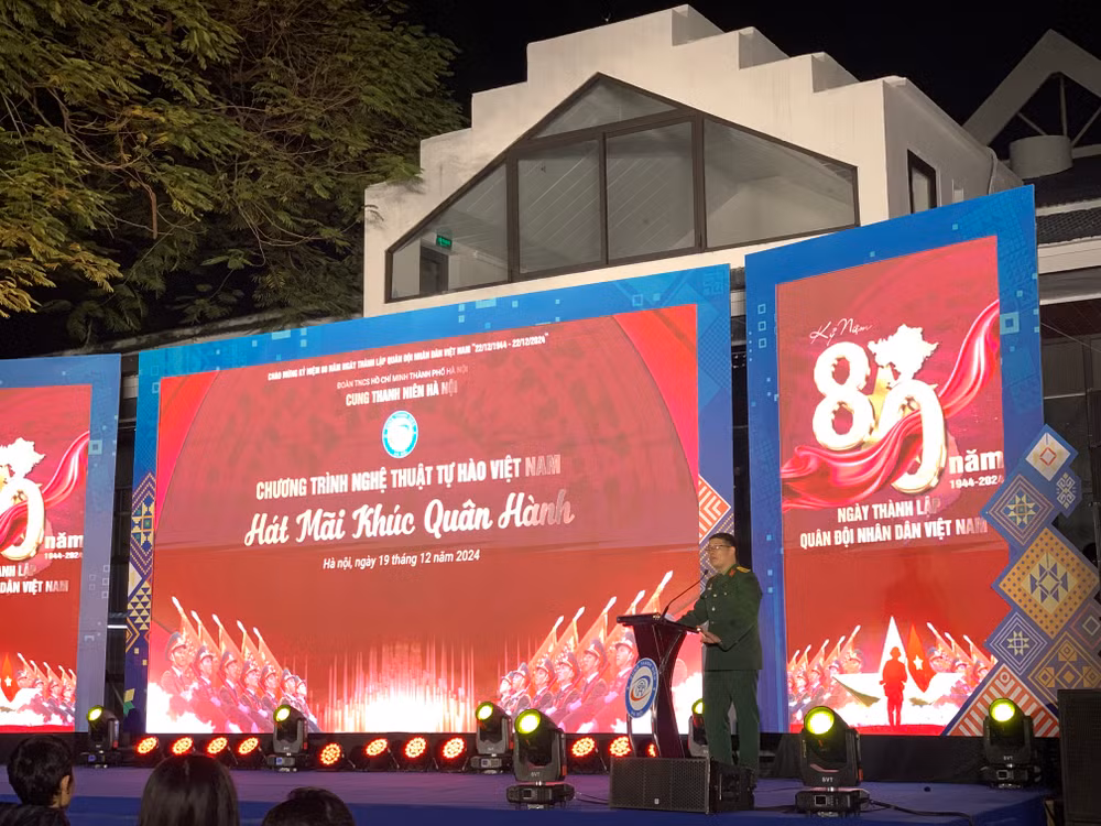 Các đại biểu giao lưu tại chương trình nghệ thuật "Tự hào Việt Nam".