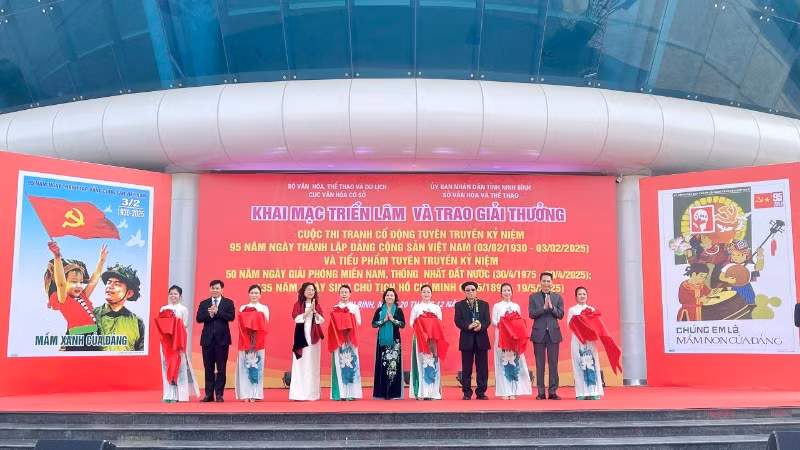 Các đại biểu cắt băng khai mạc triển lãm.