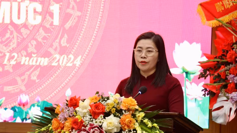 Hiệu trưởng Trường Chính trị tỉnh Ninh Bình Tạ Hoàng Minh phát biểu tại buổi lễ.