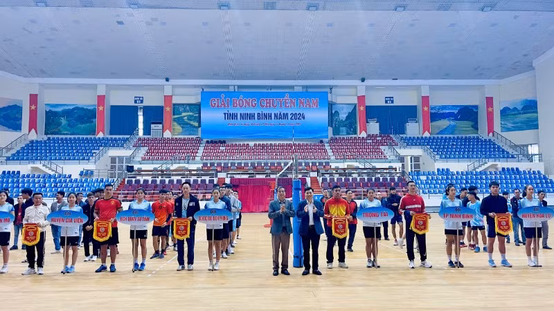 Ban tổ chức trao cờ lưu niệm cho các đội tham gia. 