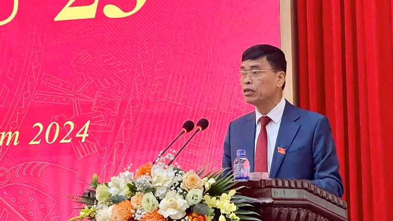 Đồng chí Đinh Văn Thứ, Chủ tịch Ủy ban nhân dân thành phố Ninh Bình báo cáo tình hình kinh tế-xã hội năm 2024 và phương hướng, nhiệm vụ năm 2025.