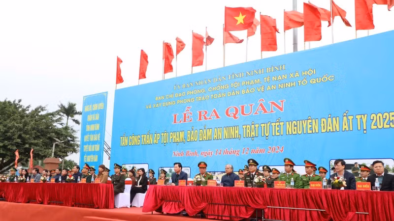 Các đại biểu tham dự lễ ra quân.