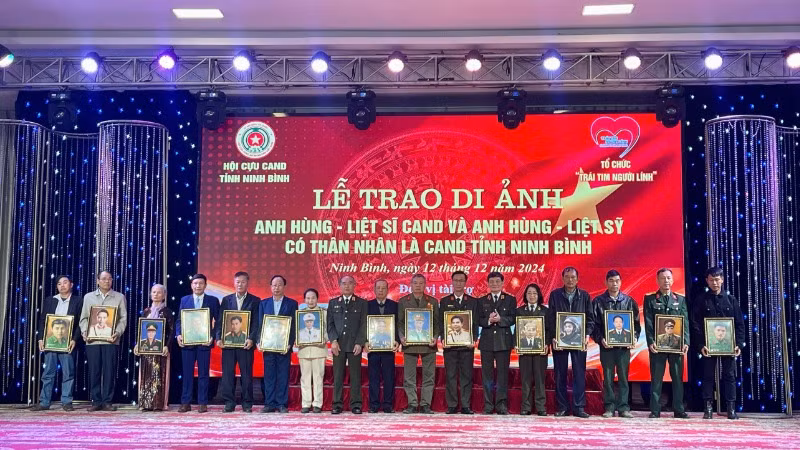 Tại buổi lễ, Ban Tổ chức đã trao 80 di ảnh tới các gia đình thân nhân Anh hùng-Liệt sĩ.