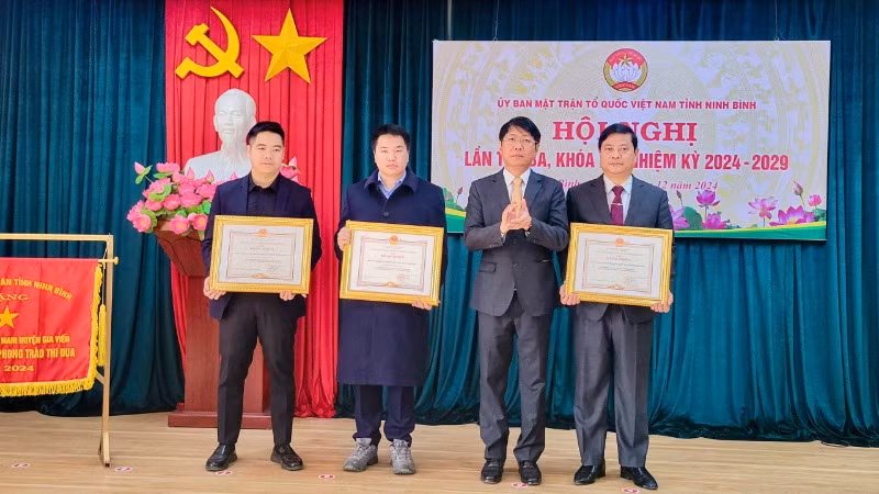 Đồng chí Trần Song Tùng, Phó Chủ tịch Ủy ban nhân dân tỉnh Ninh Bình trao Bằng khen của Ủy ban nhân dân tỉnh cho các tổ chức, cá nhân.