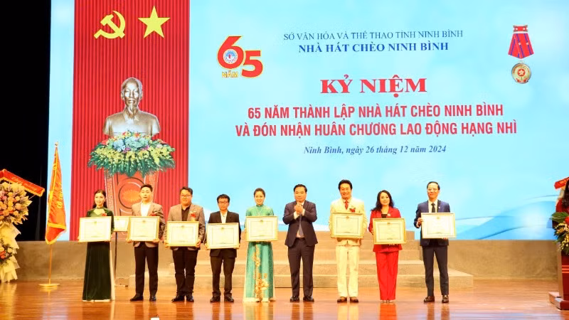 Phó Chủ tịch Thường trực Ủy ban nhân dân tỉnh Ninh Bình Tống Quang Thìn trao tặng Bằng khen cho các cá nhân.