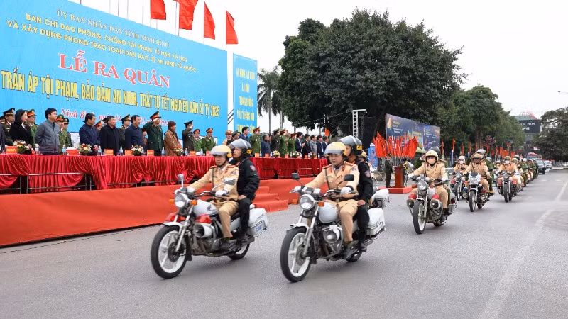 Lực lượng Công an Ninh Bình quyết tâm thực hiện có hiệu quả các giải pháp bảo đảm an ninh trật tự, phục vụ nhân dân vui Xuân, đón Tết an toàn, hạnh phúc và xây dựng tỉnh Ninh Bình ngày càng văn minh, giàu đẹp. 