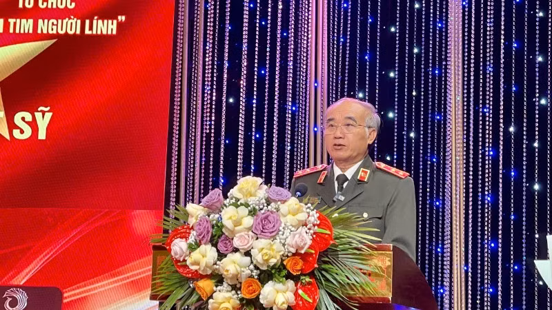 Chủ tịch Hội Cựu Công an nhân dân tỉnh Ninh Bình Bùi Bá Định khẳng định, việc sưu tầm, phục dựng di ảnh màu của các Anh hùng-Liệt sĩ góp phần nâng cao nhận thức, tăng cường trách nhiệm cho cán bộ, hội viên cũng như các lực lượng xã hội đến với công tác đền ơn, đáp nghĩa và sự tiếp lửa truyền thống của thế hệ trẻ lực lượng Công an Ninh Bình hiện nay. Chủ tịch Hội Cựu Công an nhân dân tỉnh Ninh Bình Bùi Bá Định khẳng định, việc sưu tầm, phục dựng di ảnh màu của các Anh hùng-Liệt sĩ góp phần nâng cao nhận thức, tăng cường trách nhiệm cho cán bộ, hội viên cũng như các lực lượng xã hội đến với công tác đền ơn, đáp nghĩa và sự tiếp lửa truyền thống của thế hệ trẻ lực lượng Công an Ninh Bình hiện nay.