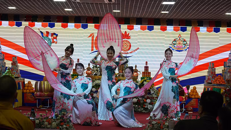 Các tiết mục văn nghệ chào mừng ngày lễ. (Ảnh: THÙY VÂN)