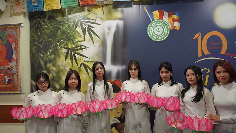 Thế hệ trẻ tham gia ngày lễ Vu lan báo hiếu để hiểu hơn về cội nguồn. (Ảnh: THÙY VÂN)
