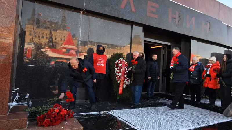 Lãnh đạo Đảng KPRF đặt hoa tại buổi lễ. (Ảnh:KPRF.ru)