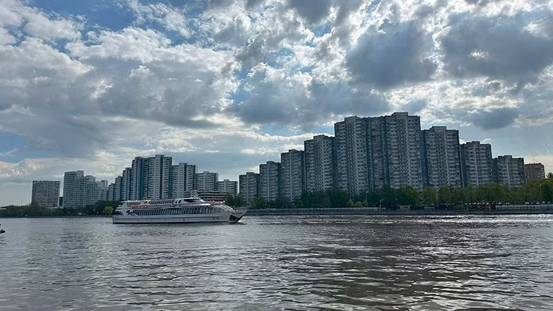 Tàu du lịch hiện đại diễu hành qua bến tàu phía nam Moskva. (Ảnh: THÙY VÂN) Tàu du lịch hiện đại diễu hành qua bến tàu phía nam Moskva. (Ảnh: THÙY VÂN)