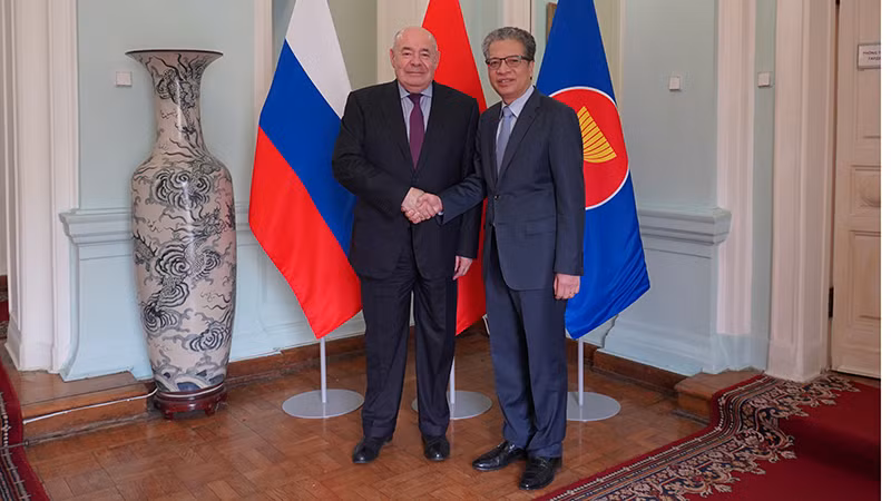 Đại sứ Đặng Minh Khôi tiếp Đặc phái viên của Tổng thống Nga về hợp tác văn hóa quốc tế Mikhail Shvydkoy. (Ảnh: THÙY VÂN)