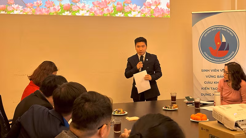 Bác sĩ, Thạc sĩ, nghiên cứu sinh Nguyễn Đình Bảo giới thiệu đề án thành lập Câu lạc bộ "Thầy thuốc trẻ tại Nga". (Ảnh:THÙY VÂN)