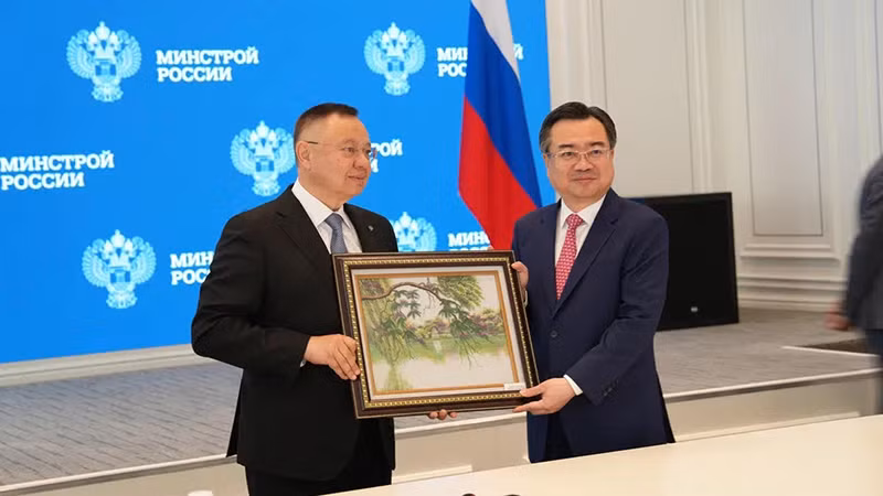 Bộ trưởng Nguyễn Thanh Nghị trao quà lưu niệm cho Bộ trưởng Irek Faizullin.(Ảnh: XUÂN HƯNG)