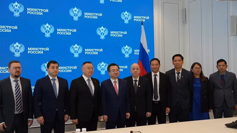 Đoàn công tác chụp ảnh lưu niệm. (Ảnh: XUÂN HƯNG)