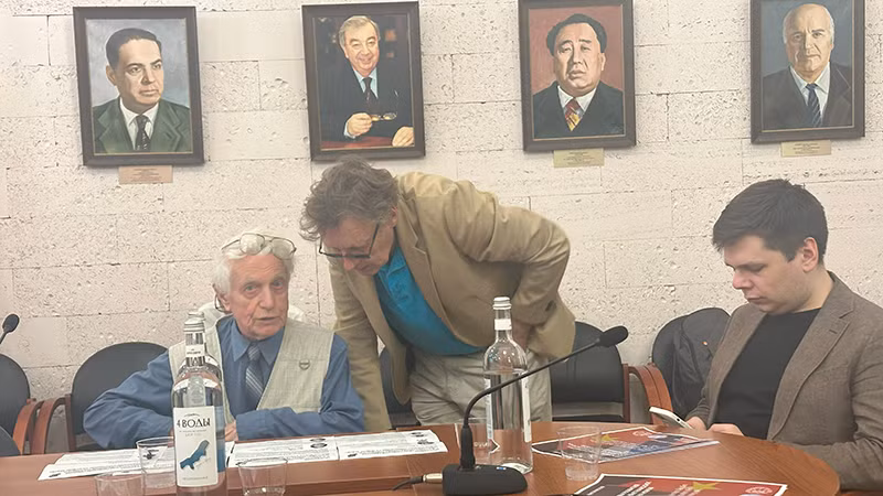 Các học giả trao đổi tại Hội thảo. (Ảnh: THÙY VÂN)