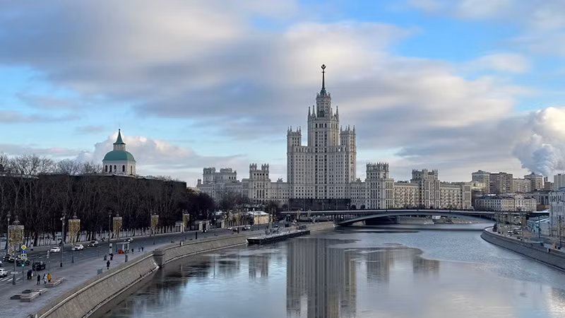 Khách sạn Ukraine nay là khách sạn Radisson chuyên đón tiếp các đoàn khách quốc tế cao cấp nhìn từ sông Moskva. (Ảnh: THÙY VÂN)