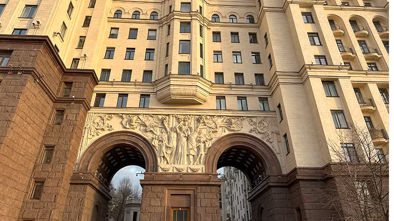 Những bức phù điêu khổ lớn trang trí cho các tòa nhà (Ảnh: THÙY VÂN)