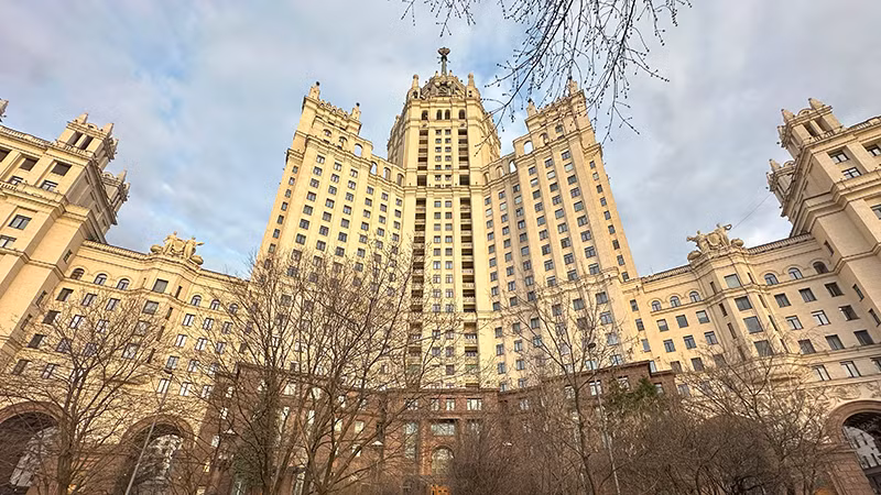 Tòa nhà trên bờ kè Kotelnicheskaya (Ảnh: THÙY VÂN)