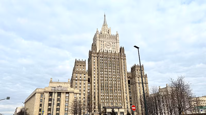 Tòa nhà Bộ Ngoại giao là tòa duy nhất không có ngôi sao gắn trên đỉnh tháp. (Ảnh: THÙY VÂN)