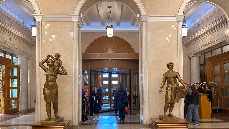 Sảnh chính Khách sạn Ukraine có rất nhiều tác phẩm nghệ thuật điêu khắc và tác phẩm nghệ thuật của các danh họa thời Liên Xô. (Ảnh: THÙY VÂN)
