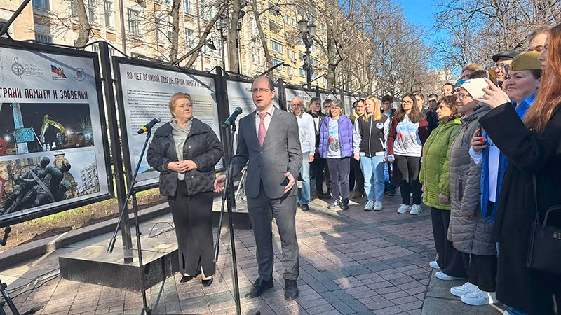 Bà Elena Malysheva và ông Ruslan Gagkuev tại buổi khai mạc triển lãm. (Ảnh: THÙY VÂN) Bà Elena Malysheva và ông Ruslan Gagkuev tại buổi khai mạc triển lãm. (Ảnh: THÙY VÂN)