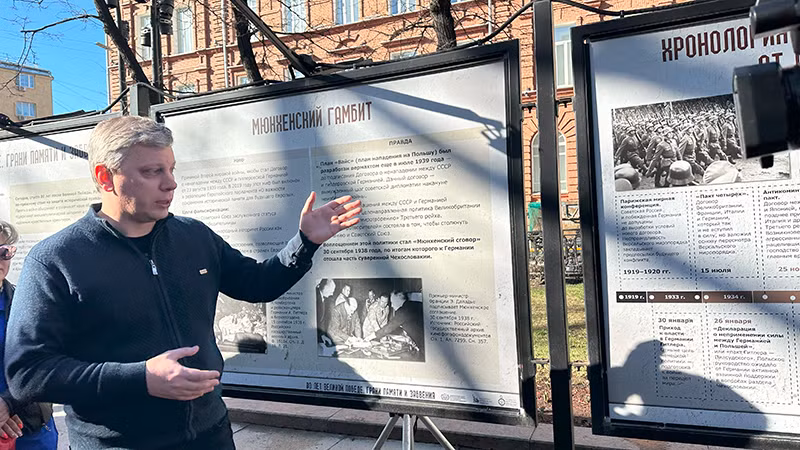 Giới thiệu các tư liệu với công chúng tại triển lãm. (Ảnh: THÙY VÂN) Giới thiệu các tư liệu với công chúng tại triển lãm. (Ảnh: THÙY VÂN)