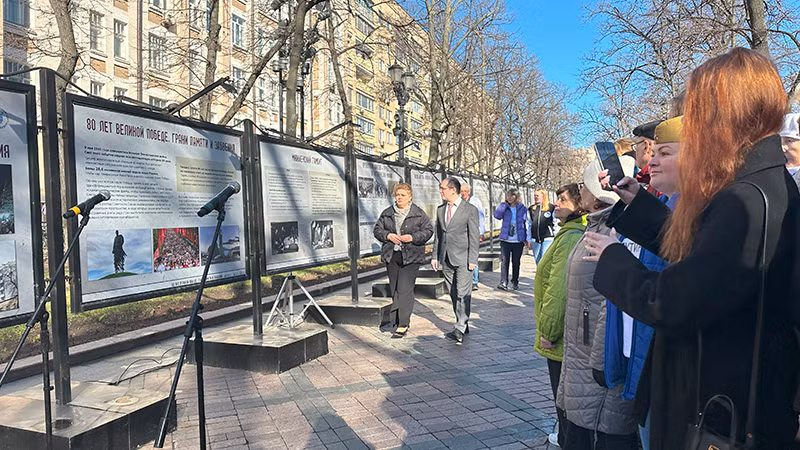 Triển lãm được sự quan tâm của nhiều người dân. (Ảnh: THÙY VÂN) Triển lãm được sự quan tâm của nhiều người dân. (Ảnh: THÙY VÂN)