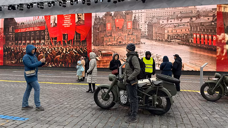 Người dân hào hứng tham quan và chụp ảnh với các hiện vật. (Ảnh: THÙY VÂN)