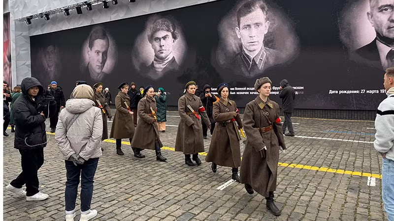 Các sinh viên tình nguyện tham gia biểu diễn tái hiện đời sống thời chiến. (Ảnh: THÙY VÂN)