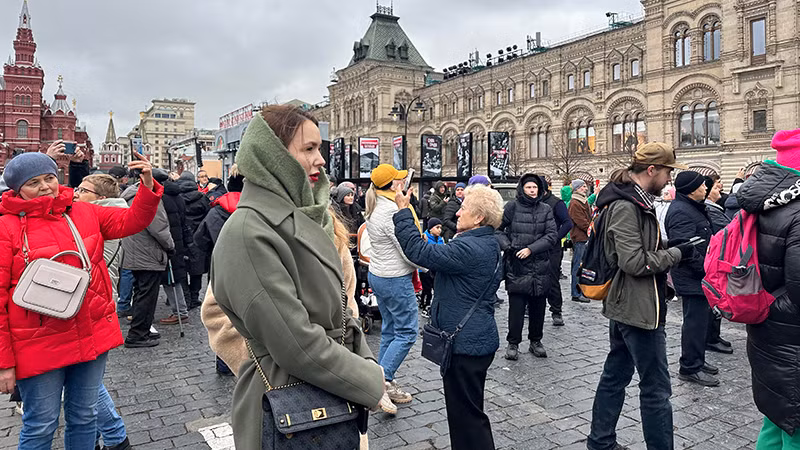 Những phút giây cảm động trước những hình ảnh đầy hào hùng của dân tộc. (Ảnh: THÙY VÂN)