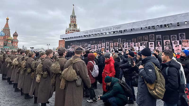 Hình ảnh những người lính ra trận được tái hiện lại sống động. (Ảnh: THÙY VÂN)