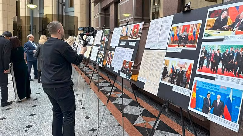 Báo chí Nga đưa tin về triển lãm. (Ảnh: THÙY VÂN)