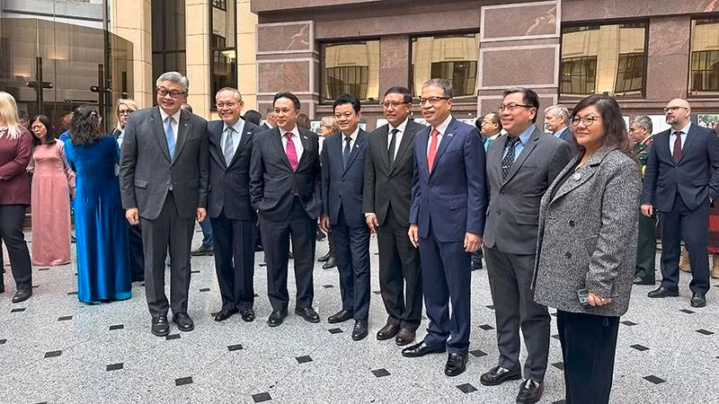 Đại sứ các nước ASEAN chụp ảnh lưu niệm tại triển lãm. (Ảnh: THÙY VÂN)