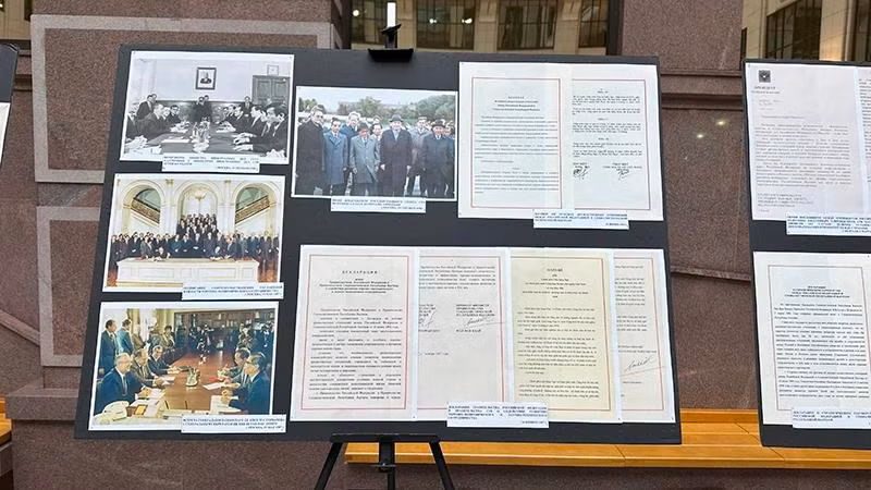 Các tư liệu trưng bày tại triển lãm. (Ảnh: THÙY VÂN)