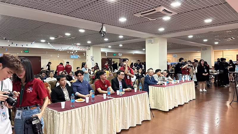 Ban giám khảo Cuộc thi "Đường lên đỉnh tri thức". (Ảnh:THÙY VÂN)