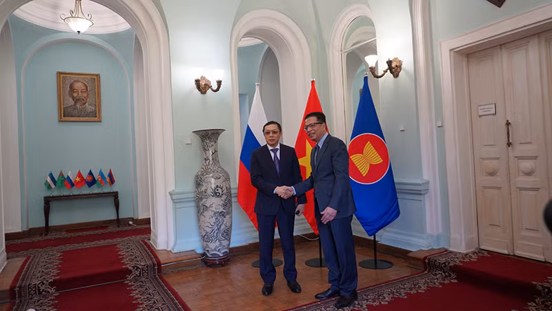 Đại sứ Đặng Minh Khôi đón tiếp Đại sứ Shiphandone Oybuabuddy. (Ảnh: THÙY VÂN)