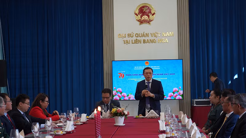 Đại sứ Shiphandone Oybuabuddy phát biểu chúc mừng tại buổi gặp mặt. (Ảnh: THÙY VÂN)